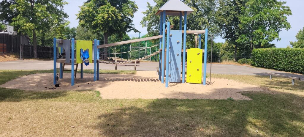 Kletterturm am Spielplatz an der Feuerwehr in Ramsberg